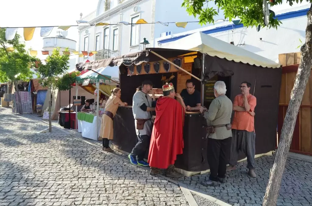 Os Mercadores enchem de cor as ruas do Burgo!